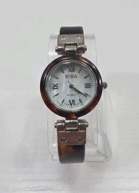 Ladies Bora Fashion Casual Round Silver Turtois Tone Cuff Band New Battery W248